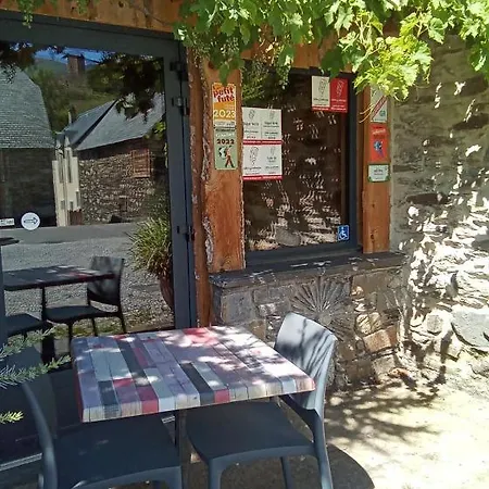 ホテル L' Du Chateau Génos